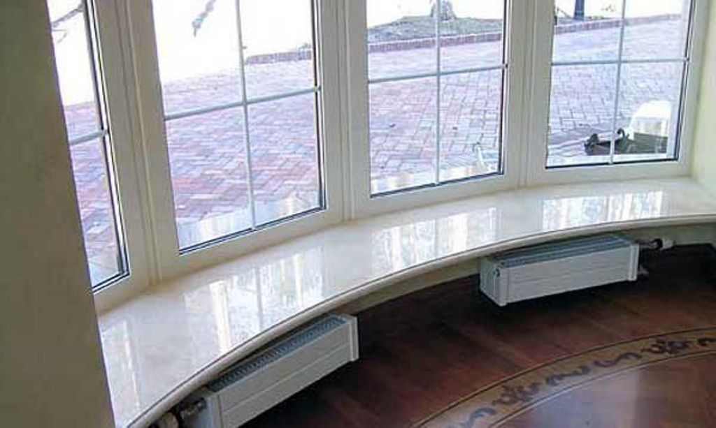 Каменные подоконники – практичное решение для оформления окна 01