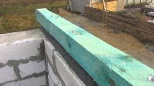 Как привязать крышу к стенам. Способы крепления мауэрлата к стене