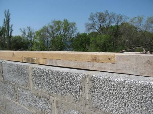 Как крепить мауэрлат к кирпичной стене, крепление крыши к дому