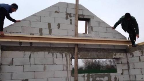 Перекрытия по деревянным балкам в доме из газобетона. Особенности монтажа деревянных балок перекрытий в газобетонном доме