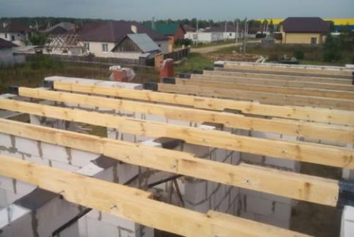 Перекрытия по деревянным балкам в доме из газобетона. Особенности монтажа деревянных балок перекрытий в газобетонном доме