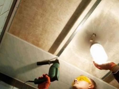 Как приклеить пластиковые панели к потолку. Плюсы и минусы потолочных панелей из пластика 05 Как приклеить пластиковые панели к потолку. Плюсы и минусы потолочных панелей из пластика 05