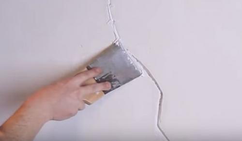 Можно ли клеить обои на краску водоэмульсионную. Этап 1 – подготовка поверхности