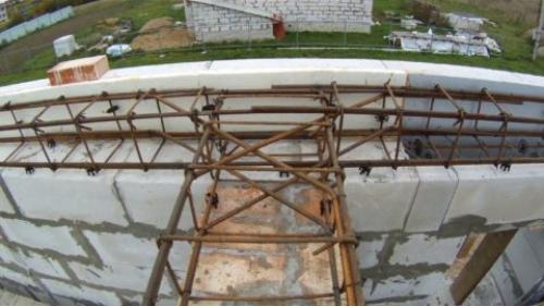 Перекрытия по деревянным балкам в доме из газобетона. Особенности монтажа деревянных балок перекрытий в газобетонном доме