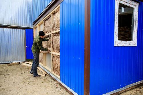 Как утеплить сарай из профнастила. Какими преимуществами и недостатками обладает конструкция из металлической трубы