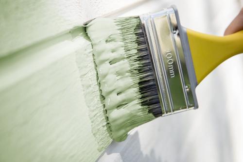 Какой краской лучше покрасить деревянный дом снаружи по старой краске. Как это лучше всего сделать