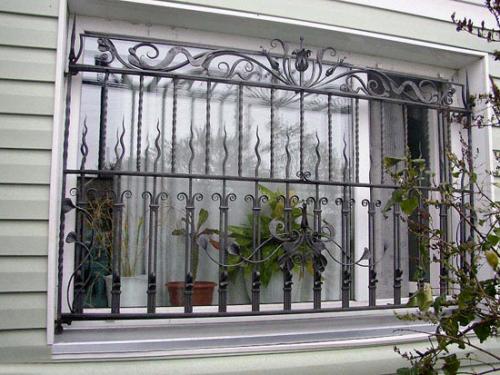 Виды решеток на окна первых этажей. Варианты проникновения в дом злоумышленников