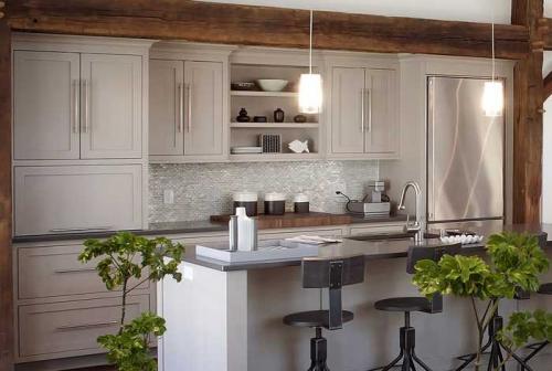 Современная кухня с деревянными балками 01