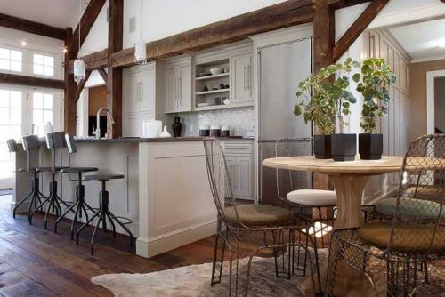 Современная кухня с деревянными балками 05