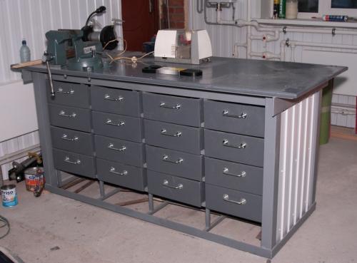 Верстак из профильной трубы. Деревянный верстак в гараж своими руками — просто и доступно