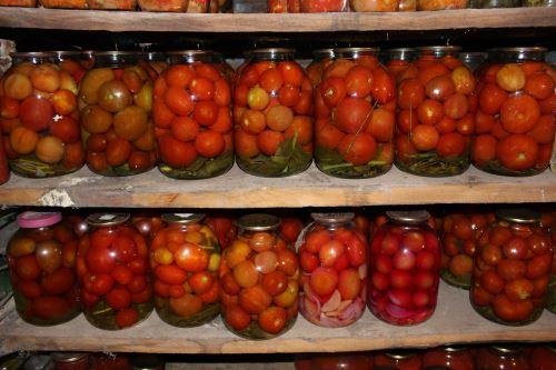 Погреб с заготовками на зиму. Как подготовить погреб к зиме для хранения овощей.