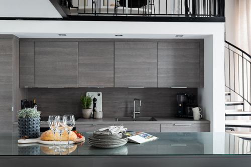 Прекрасный небольшой лофт с антресолью и светлыми интерьерами 04