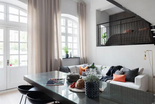 Прекрасный небольшой лофт с антресолью и светлыми интерьерами 03