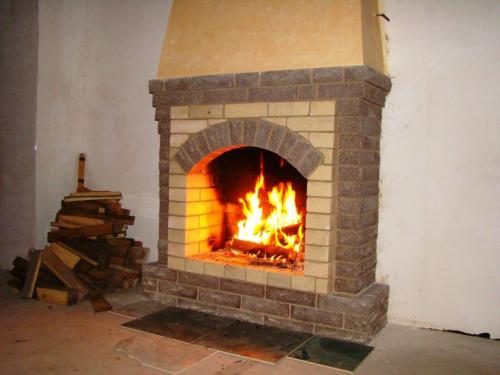 Деревянный дом с камином. Разновидности каминов для деревянного дома