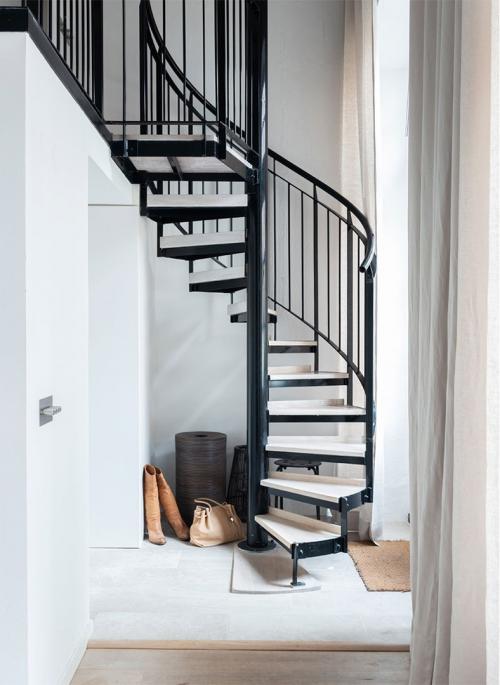 Прекрасный небольшой лофт с антресолью и светлыми интерьерами 06