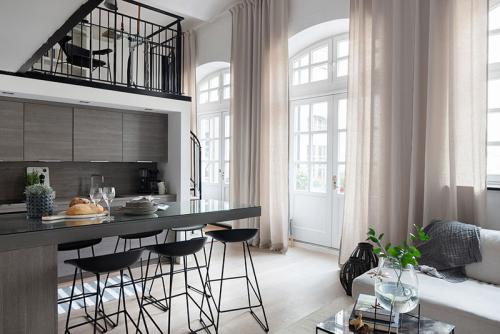 Прекрасный небольшой лофт с антресолью и светлыми интерьерами 02