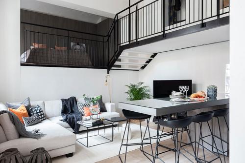 Прекрасный небольшой лофт с антресолью и светлыми интерьерами 01