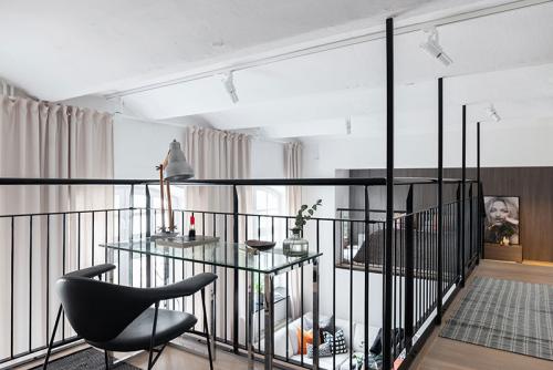 Прекрасный небольшой лофт с антресолью и светлыми интерьерами 07