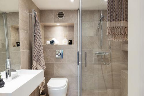 Прекрасный небольшой лофт с антресолью и светлыми интерьерами 09