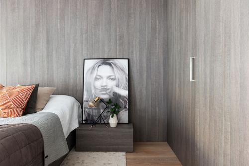 Прекрасный небольшой лофт с антресолью и светлыми интерьерами 08