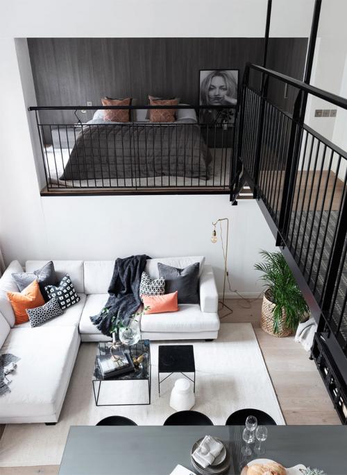 Прекрасный небольшой лофт с антресолью и светлыми интерьерами 05