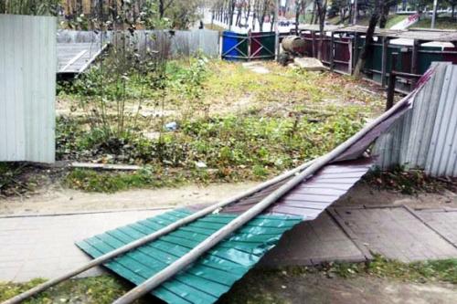 Деревянный забор на металлическом каркасе. Вводная часть