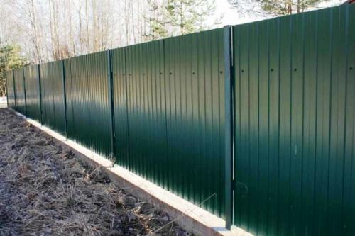 Деревянный забор на металлическом каркасе. Вводная часть