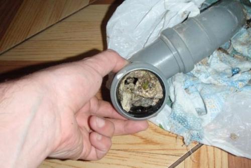 Как прочистить трубу на кухне. Засоры