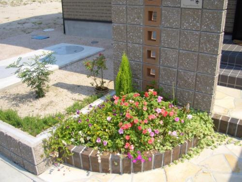 Клумбы из кирпича своими руками на даче. Клумбы из кирпича —, как красиво сложить своими руками? 115 фото и советы дизайнеров