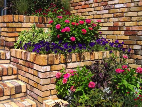 Клумбы из кирпича своими руками на даче. Клумбы из кирпича —, как красиво сложить своими руками? 115 фото и советы дизайнеров