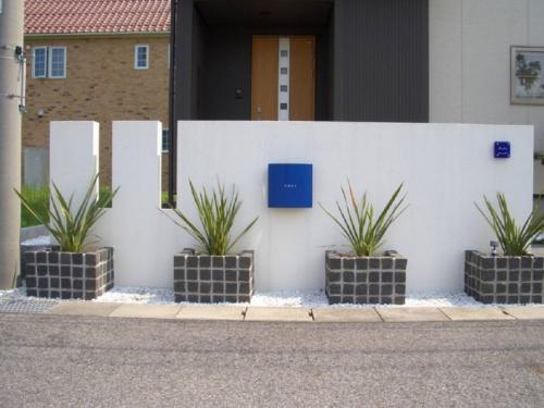 Клумбы из кирпича своими руками: прямые и угловые варианты оформления клумб (105 фото и видео)