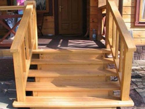 Примеры крыльца в частном доме. Дерево 09