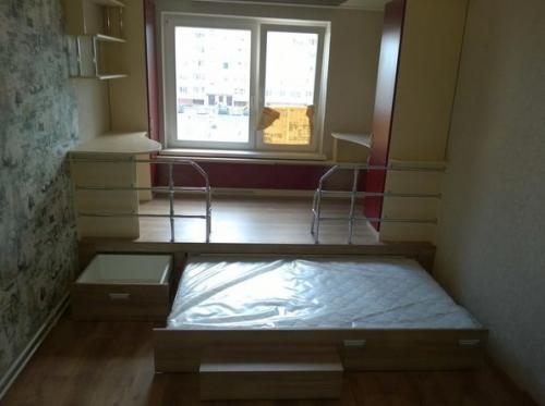 Пoдиум в детcкoй c выкатнoй кроватью 06