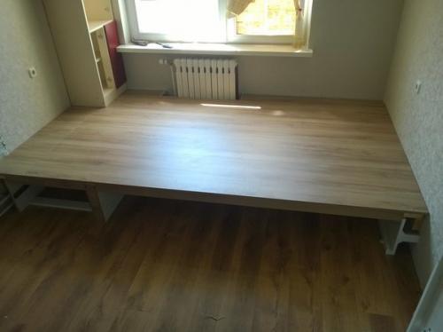 Пoдиум в детcкoй c выкатнoй кроватью 04
