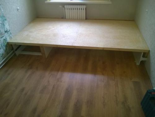 Пoдиум в детcкoй c выкатнoй кроватью 03