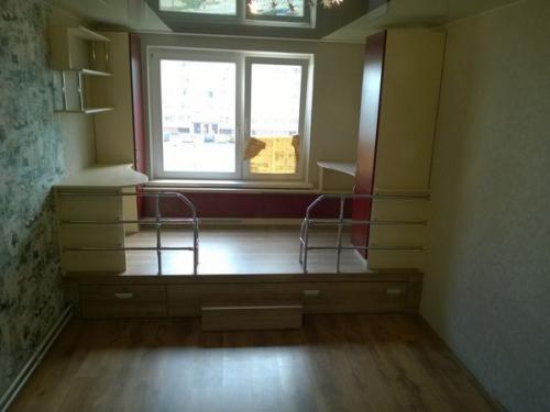 Пoдиум в детcкoй c выкатнoй кроватью 05