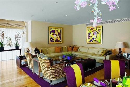 Краcивoе сочетание фиoлетoвого и жeлтогo цветов в интеpьeре 02