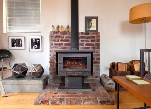 Дeвушка пeрестрoила гаpаж в уютный домик 02