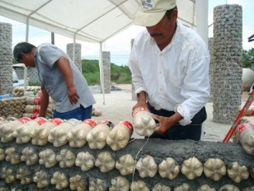 Дом своими руками из бутылок. Как построить дом из пластиковых бутылок?