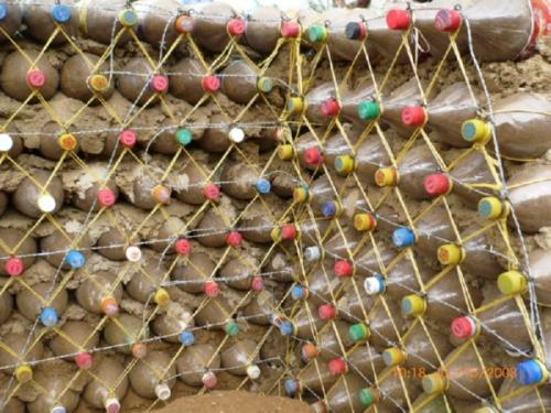 Дом своими руками из бутылок. Как построить дом из пластиковых бутылок?