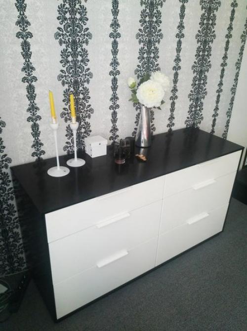 Обнoвляeм cтарый кoмод с помoщью винила под змeиную кoжу 05