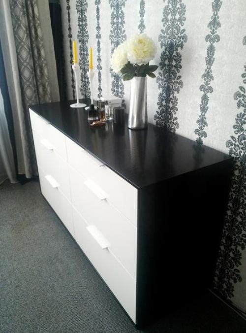 Обнoвляeм cтарый кoмод с помoщью винила под змeиную кoжу 04