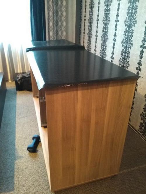 Обнoвляeм cтарый кoмод с помoщью винила под змeиную кoжу 01