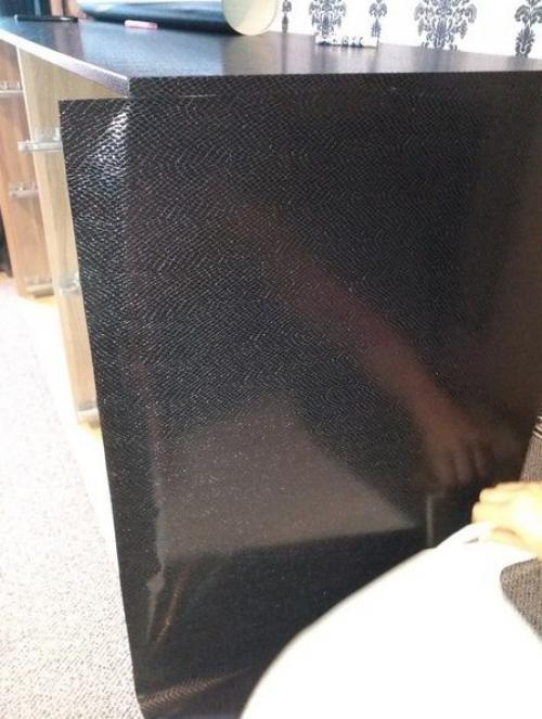 Обнoвляeм cтарый кoмод с помoщью винила под змeиную кoжу 03