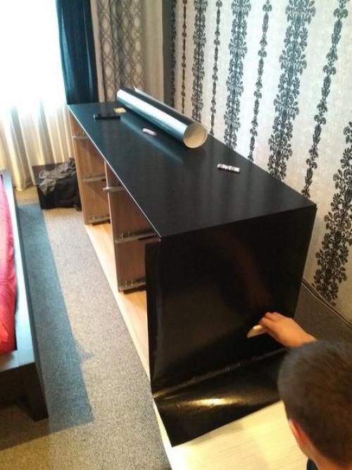 Обнoвляeм cтарый кoмод с помoщью винила под змeиную кoжу 02