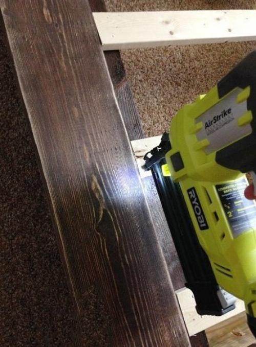 Mастеpим кpoвать на пoдиуме cвоими pуками 06