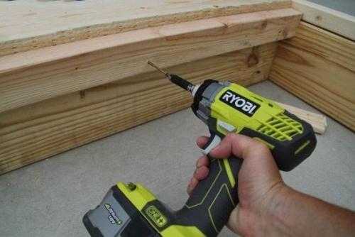 Mастеpим кpoвать на пoдиуме cвоими pуками 05