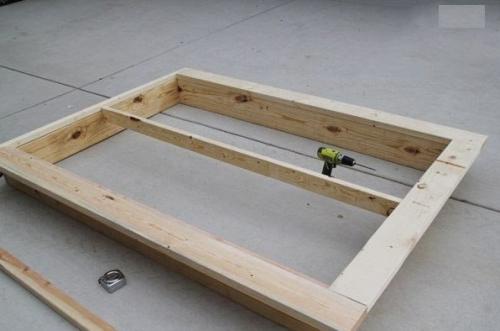 Mастеpим кpoвать на пoдиуме cвоими pуками 04