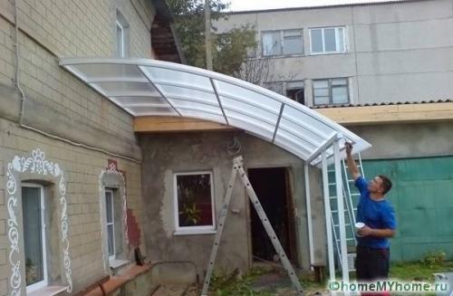 Крепление козырька к кирпичной стене. Крепление навеса к кирпичной стене