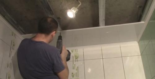 Потолок в загородном доме. Способ второй — использование ПВХ панелей